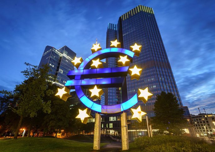 Archivo - 13 July 2022, Hessen, Frankfurt_Main: The large euro symbol in front of the former headquarters of the European Central Bank (ECB) glows in the early morning. The value of the euro currency has fallen to reach parity with the US dollar for the f