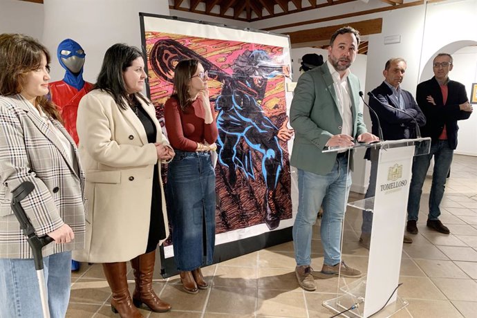 El alcalde de Tomelloso, Javier Navarro, en la inauguración de la exposición sobre Pedro Salinas en la localidad.