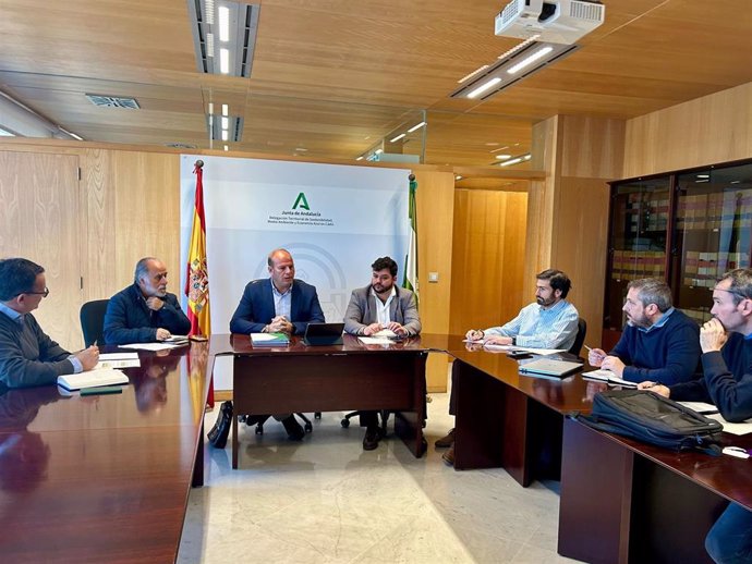 El delegado territorial de Sostenibilidad, Medio Ambiente y Economía Azul de la Junta de Andalucía en la provincia de Cádiz, Óscar Curtido, en una reunión con el alcalde de Arcos, Miguel Rodríguez.