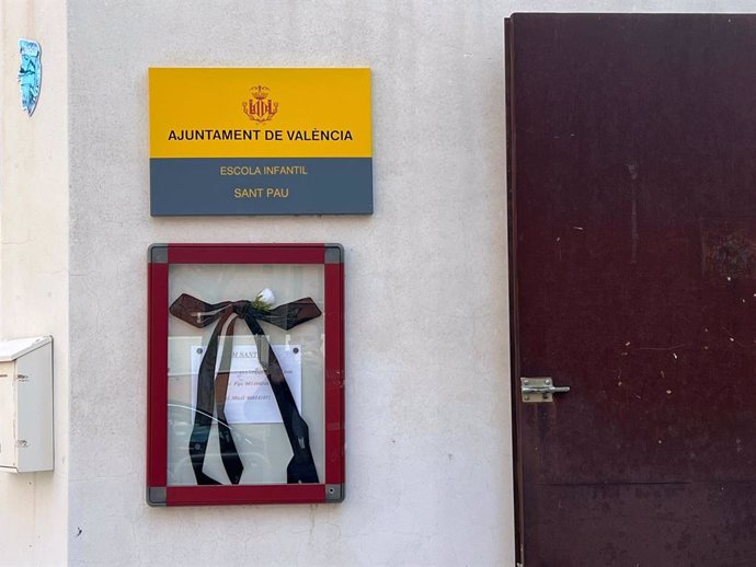 Crespó negre a l'entrada de l'escola infantil