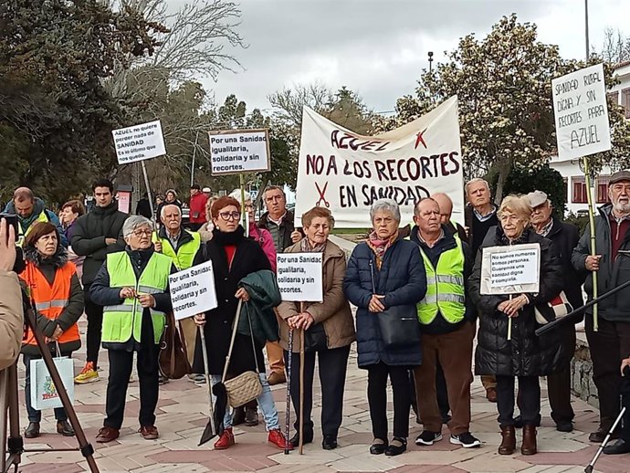 Concentración de vecinos de Azuel en Pozoblanco contra el recorte horario de su consultorio.
