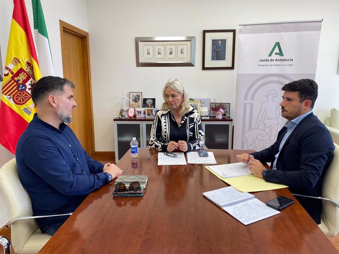 La delegada del Gobierno de la Junta de Andalucía en Cádiz, Mercedes Colombo, y el presidente de la Mancomunidad de municipios de la Comarca de la Janda, Javier Rodríguez, en una reunión.