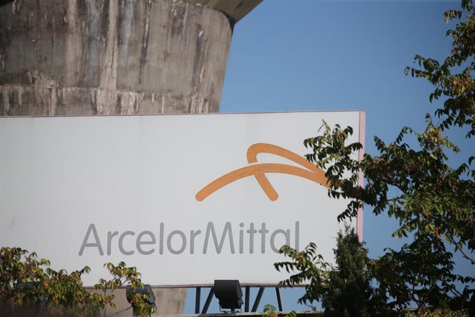 Archivo - Placa de ArcelorMittal.