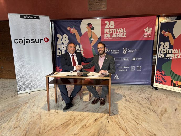 El representante de Cajasur firma el convenio de colaboración con Carlos Granados, director del Festival de Jerez.