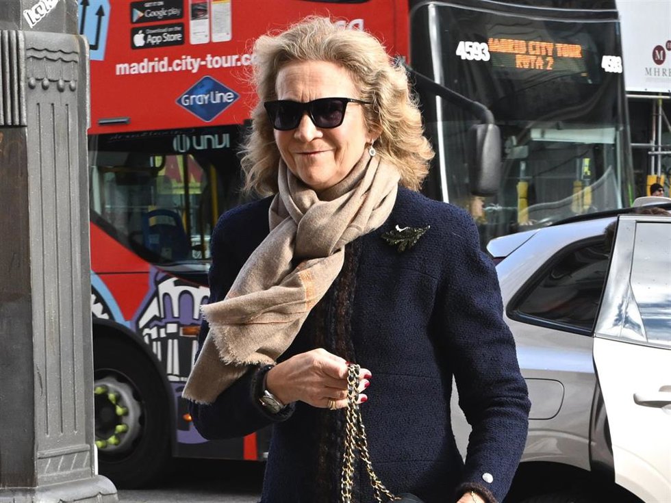 La Infanta Elena a su llegada a la boda de Felipe Matossian e Ina Morenés en la iglesia de las Calatravas, a 23 de febrero de 2024, en Madrid (España).
