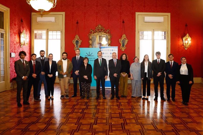 El presidente del Parlament, Gabriel Le Senne, y el rector de la UIB, Jaume Carot, posan junto a los participantes en la X Liga de Debate Universitario de la UIB.