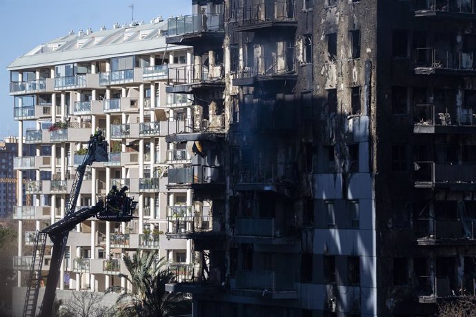 Los bomberos trabajan en el incendio de ayer, 22 de febrero, en el barrio de Campanar, a 23 de febrero de 2024, en Valencia, Comunidad Valenciana (España). Un incendio de grandes dimensiones arrasó ayer un edificio de 14 plantas en el barrio valenciano de