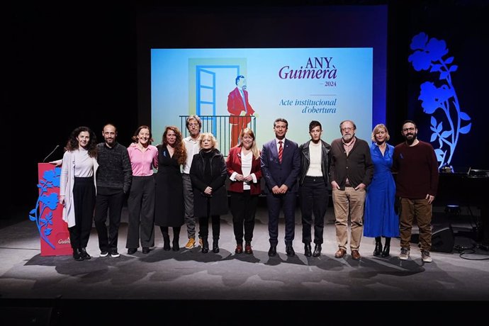 La consellera de Cultura de la Generalitat, Natàlia Garriga, junto a otros participantes en la apertura institucional del Any Àngel Guimerà, celebrada en El Vendrell este viernes