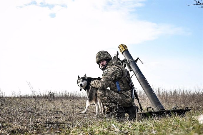Archivo - December 28, 2023, Ukraine: UKRAINE - DECEMBER 28, 2023 - A serviceman of an artillery unit of the 128th Mountain Assault Brigade of the Ukrainian Ground Forces hunkers down by a Husky as he trains to use a 120mm mortar during a training session