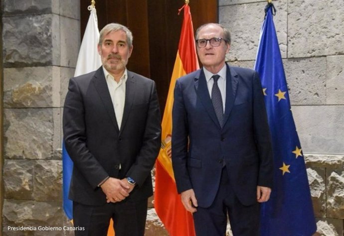El Defensor del Pueblo pide "la mejor política nacional" para afrontar la situación migratoria en Canarias, en su reunión con el presidente Fernando Clavijo