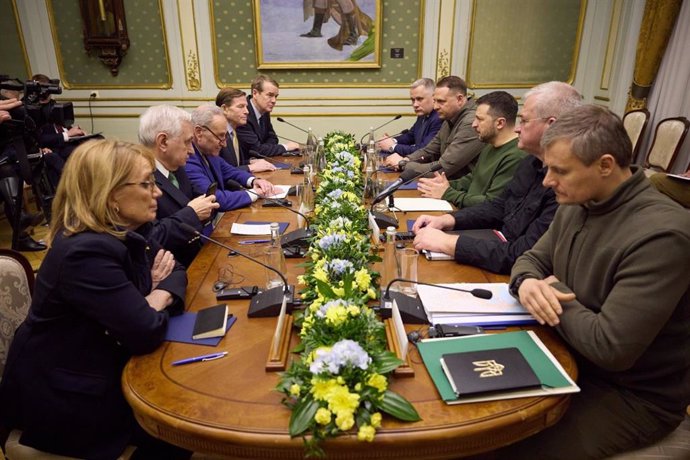 El presidente de Ucrania, Volodimir Zelenski, junto con una delegación del Senado estadounidense