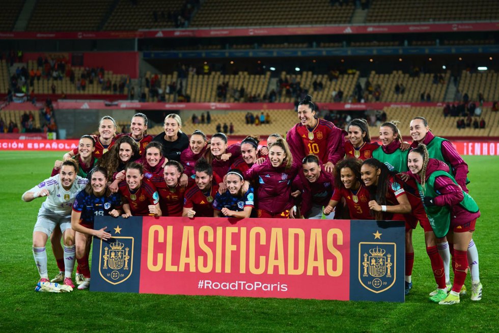 Las jugadoras de la selección española posan con el carte de clasificadas para los Juegos de París