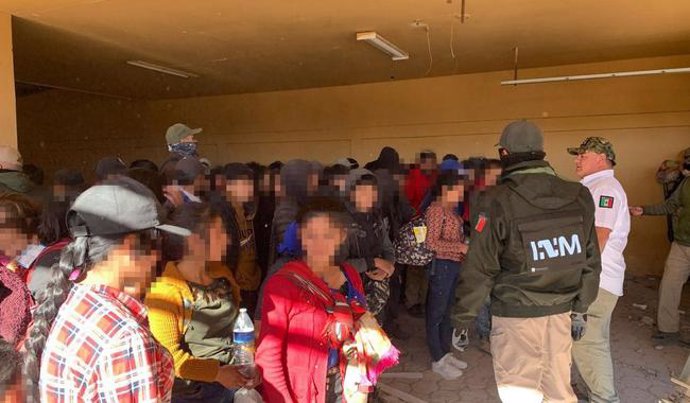 Más de 100 migrantes guatemaltecos localizados en una vivienda abandonada en Sonora, México