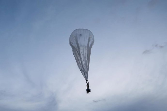 Archivo - April 1, 2022 - Fort Magsaysay, Philippines - A Thunderhead High-Altitude Balloon System, launched by U.S. Army Pacific Soldiers takes flight during Balikatan 22 on Fort Magsaysay. Balikatan is an annual exercise between the Armed Forces of th