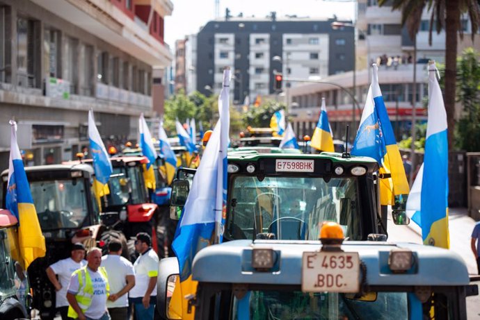 Una columna de tractores llega a la Delegación del Gobierno de Canarias durante la décimosexta jornada de protestas de los tractores en las carreteras españolas, a 21 de febrero de 2024, en Las Palmas de Gran Canaria, Gran Canaria, Canarias (España). Agri