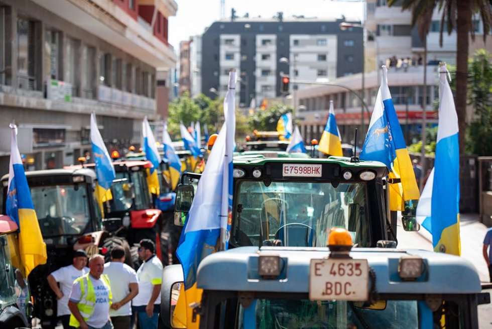 Una columna de tractores llega a la Delegación del Gobierno de Canarias durante la décimosexta jornada de protestas de los tractores en las carreteras españolas, a 21 de febrero de 2024, en Las Palmas de Gran Canaria, Gran Canaria, Canarias (España). Ag