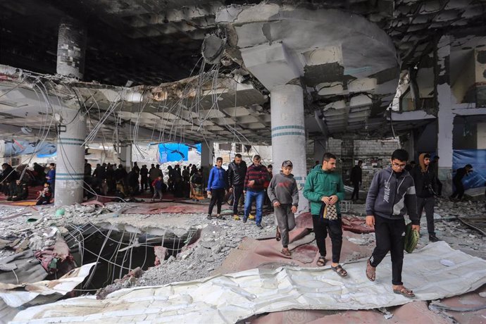 Ruinas de una mezquita destruida por los ataques en Rafá, en el sur de la Franja de Gaza