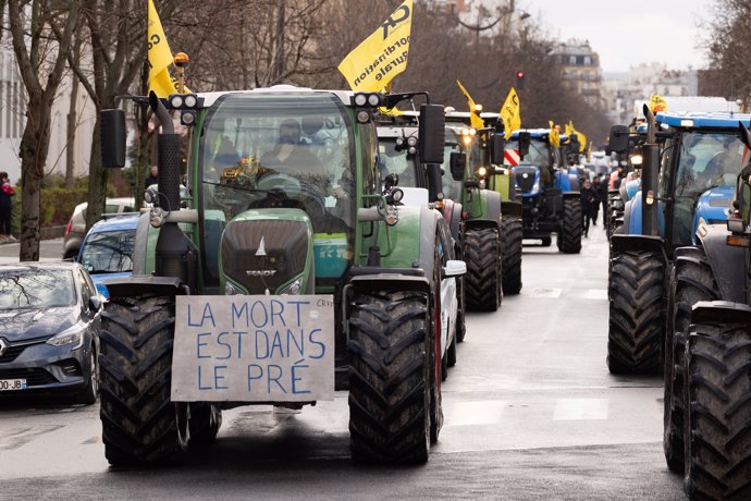 Agricultores franceses en sus tractores por el centro de París