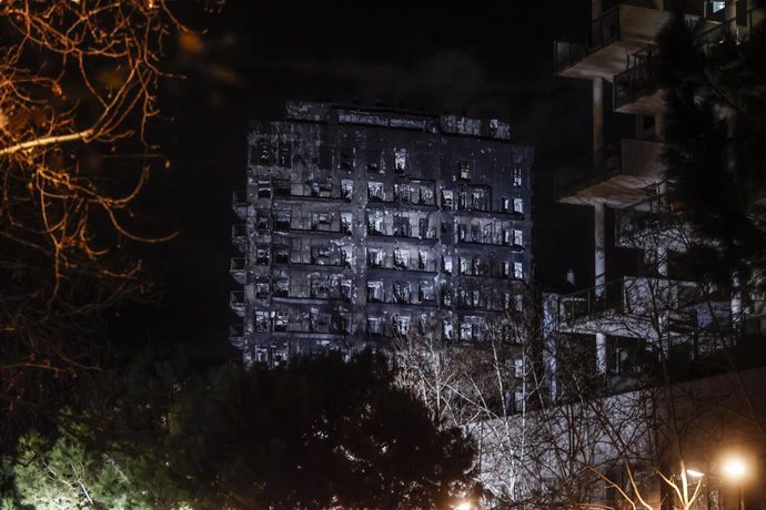 Los bomberos buscan a los desaparecidos en el incendio del edificio de Valencia en el que ya hay cuatro fallecidos