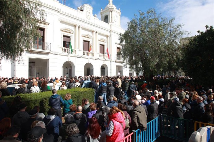 Cientos de vecinos se concentran ante el Ayuntamiento de Barbate por la muerte de dos agentes de la Guardia Civil. A 10 de febrero de 2024, en Barbate, Cádiz (Andalucía, España). ARCHIVO