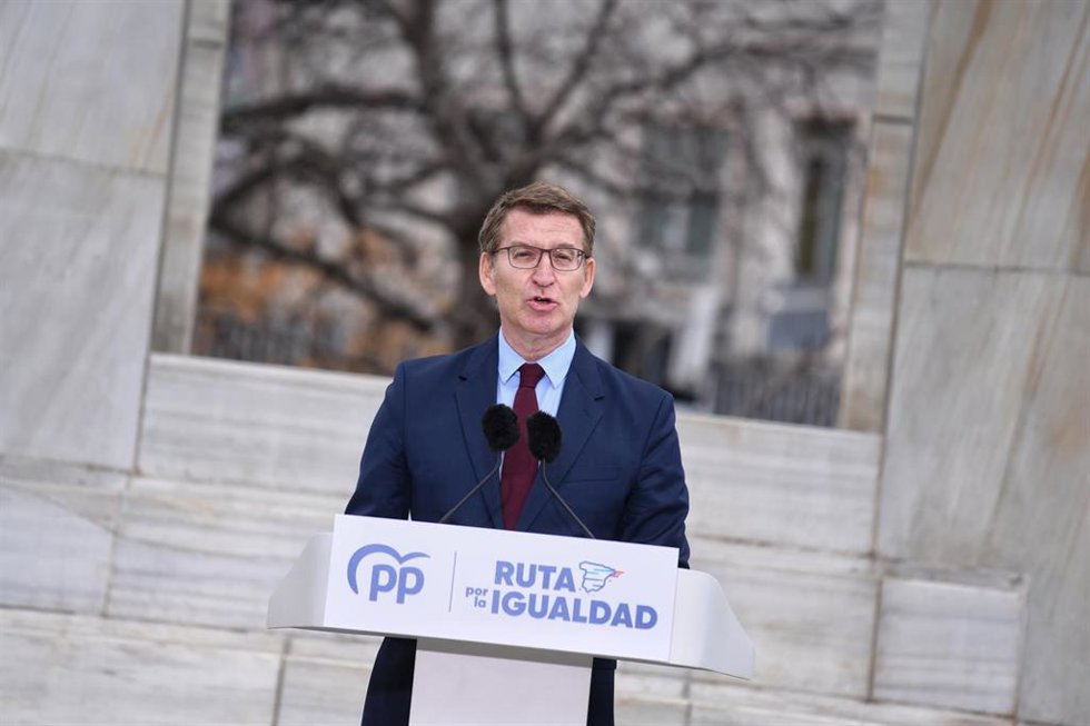 El presidente del Partido Popular, Alberto Núñez Feijóo, interviene durante el acto de la 'Ruta por la igualdad entre españoles', en el Monumento a la Constitución de Madrid, a 22 de febrero de 2024, en Madrid (España).