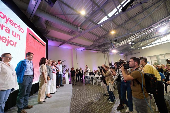 Archivo - La vicepresidenta segunda y ministra de Trabajos y Asuntos Económicos, Yolanda Díaz (3d), y la exportavoz de Sumar en el Congreso, Marta Lois (2d), participan en un acto de Sumar en Espacio Rastro, a 23 de septiembre de 2023, en Madrid (España
