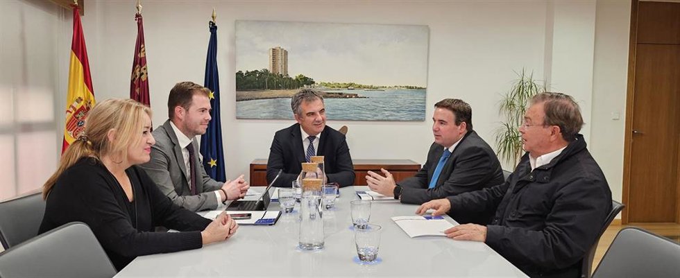 El consejero de Medio Ambiente, Universidades, Investigación y Mar Menor, Juan María Vázquez, en la reunión de trabajo con el presidente de la Fundación Isaac Peral, Alfonso Corbalán, y el director de esta entidad, Patricio Valverde
