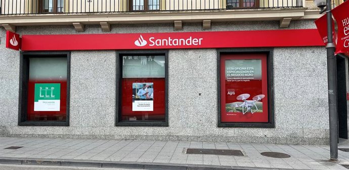 Archivo - Oficina del Banco Santander en Huesca.