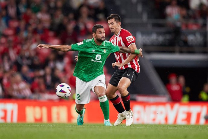 Archivo - William José y Daniel Vivian en el Athletic Club-Real Betis de la primera vuelta en San Mamés