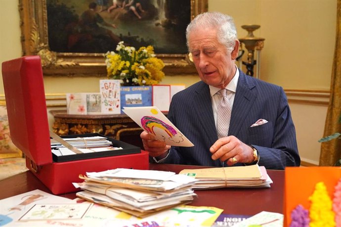 El rey Carlos III lee algunas de las cartas que llegan al Palacio de Buckingham tras el diagnóstico de cáncer