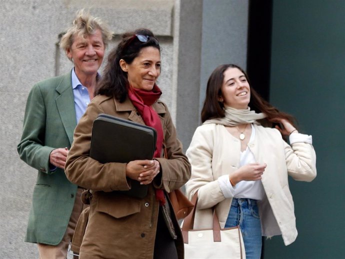 Ernesto de Hannover,  Claudia Stilianopoulos y su hija,  Casilda Garaizábal, comparten un paseo, a 13 de febrero de 2024, en Madrid (España)
