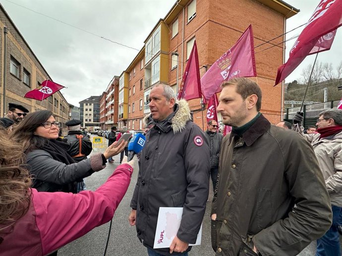 Adrián Pumares con mimebros de UPL.