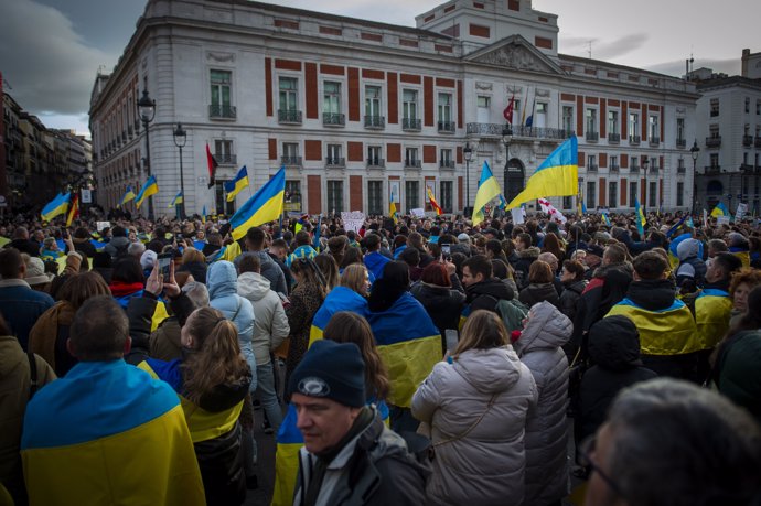 Decenas de personas con banderas ucranianas durante la manifestación en contra de la invasión armada rusa en Ucrania, a 24 de febrero de 2024, en Madrid (España).