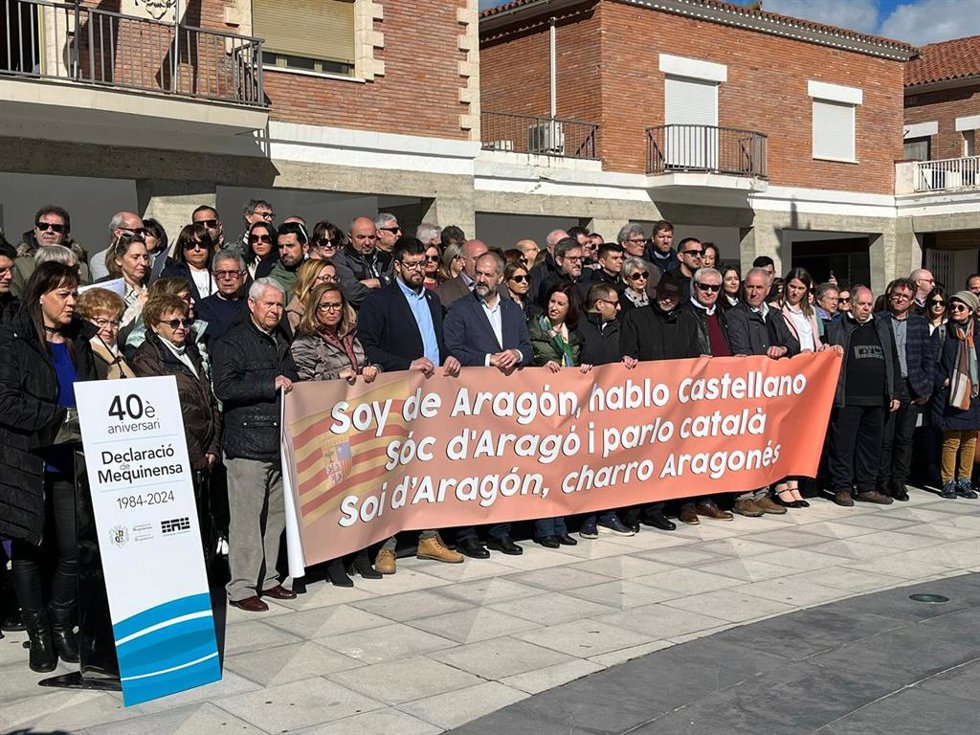 La portavoz socialista en las Cortes de Aragón, Mayte Pérez, en la concentración en la plaza del Ayuntamiento de Mequinenza.