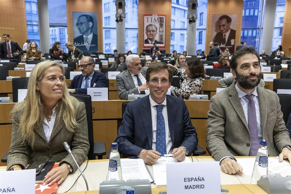  La consejera de Economía de la Comunidad, Rocío Albert; el alcalde de Madrid, José Luis Martínez-Almeida, y el ministro de Economía Carlos Cuerpo, atienden a los medios durante la presentación de la candidatura de Madrid para albergar la sede de AMLA