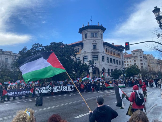 Cerca de 300 personas se concentran en la Delegación del Gobierno en Cantabria para condenar "el genocidio" de Israel