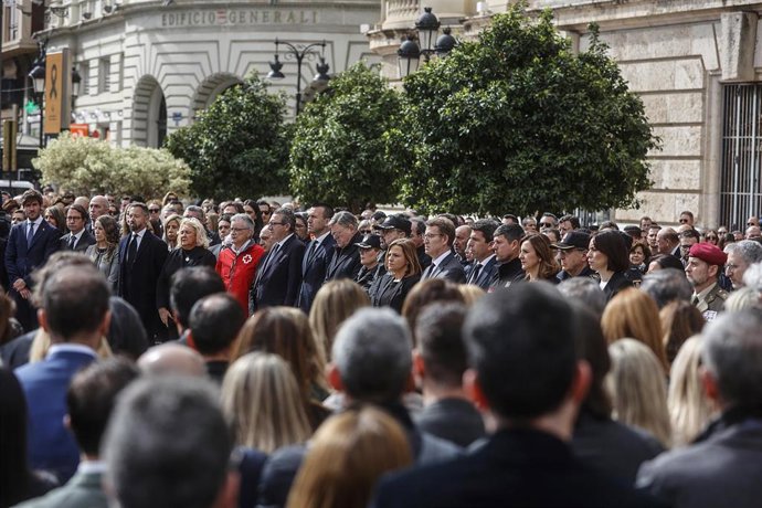 Concentración silenciosa en apoyo y recuerdo de las víctimas del incendio de Campanar en la Plaza del Ayuntamiento de València