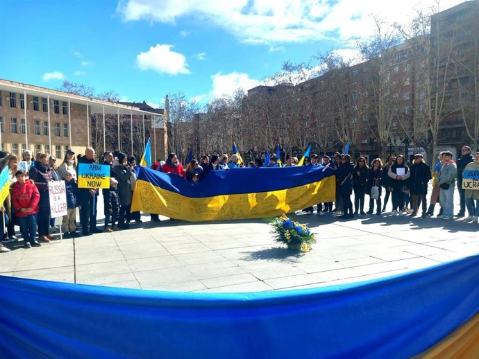 Una marcha silenciosa recuerda el 2 aniversario de guerra en Ucrania y alerta sobre "el peligro" de la propaganda rusa