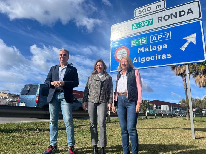 Los dirigentes del PP Elías Bendodo, Patricia Navarro y Ángeles Muñoz en una visita a una carretera en Marbella (Málaga)