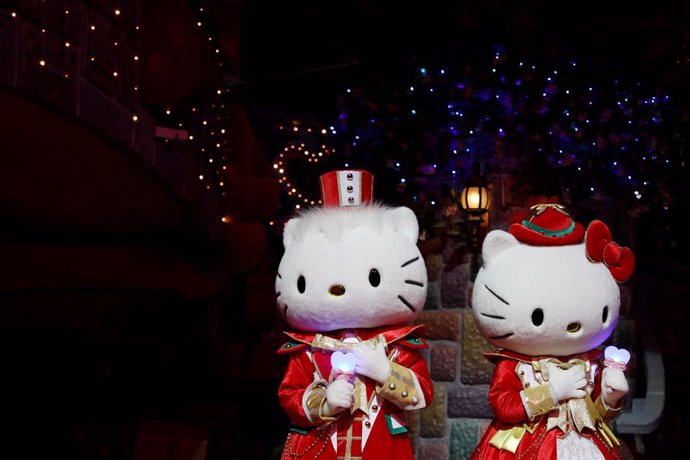 Archivo - TOKYO, Nov. 8, 2018  Hello Kitty (R) and Daniel Star perform during the musical preview of Sanrio Puroland Christmas event in Tokyo, Japan, Nov. 8, 2018. Sanrio Puroland will hold a special Christmas event from Nov. 9 to Dec. 25.  dh)