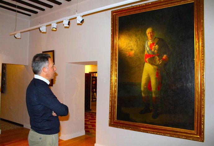 El alcalde, Fulgencio Gil Jódar, frente al retrato de don Juan Procopio de Bassecourt y Bryas.