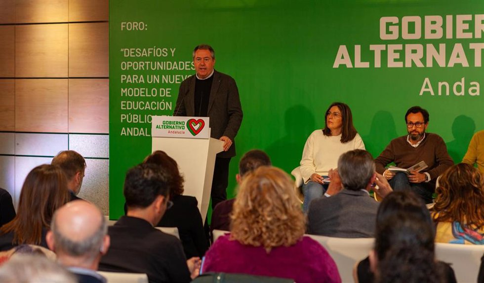 El secretario general del PSOE-A, Juan Espadas, ha inaugurado este sábado en Granada el nuevo foro del "Gobierno alternativo" sobre 'Desafíos y oportunidades para un nuevo modelo de Educación Pública'.