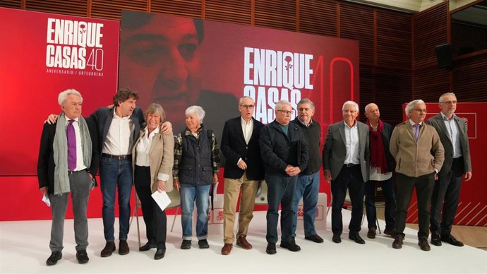 El secretario general del PSE-EE, Eneko Andueza (2i), la viuda de Enrique Casas, Bárbara Dührkop (3i), y el exministro de la presidencia de España, Ramón Jáuregui (c), durante el homenaje a Enrique Casas en el 40 aniversario de su asesinato