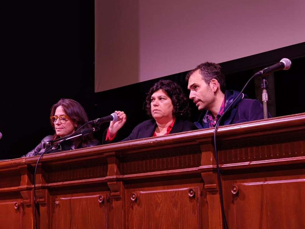 El diputado de Sumar en el Congreso y coordinador de Izquierda Unida Andalucía, Toni Valero, y la diputada de Sumar por Cádiz en el Congreso, Esther Gil de Reboleño, en la jornada de trabajo con agentes sociales sobre la protección de Doñana.