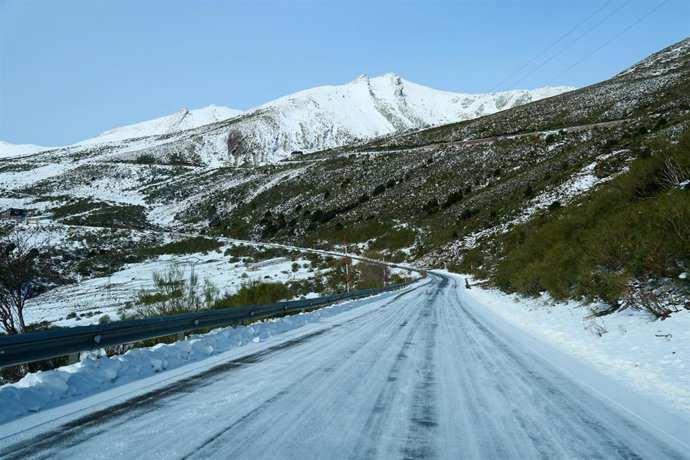 Archivo - Una carretera nevada en Cantabria