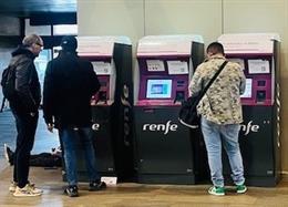 Renfe renueva 70 máquinas autoventa en los Núcleos de Cercanías de Andalucía y la estación de Granada.