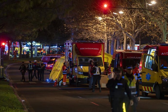 Hospital de campaña en los alrededores del edificio incendiado, en el barrio de Campanar, a 22 de febrero de 2024, en Valncia