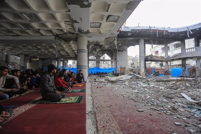 Rezos entre las ruinas de una mezquita en Rafá, en el sur de la Franja de Gaza