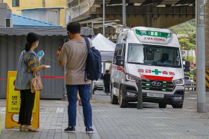 Archivo - August 25, 2020, Seoul, KOR: Aug 25, 202-Seoul, South Korea-People wait for Covid19 examination at Temporary Covid19 Check up center in Seoul, South Korea. The number of daily new coronavirus cases in South Korea stayed below 300 for the secon