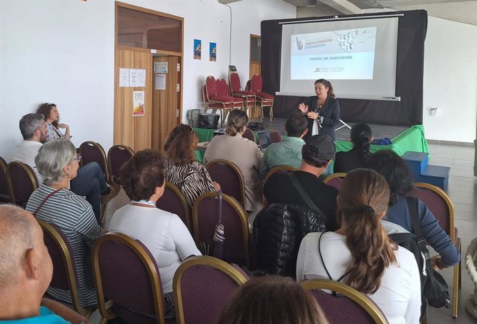 La diputada Ana se dirige a un grupo de personas.